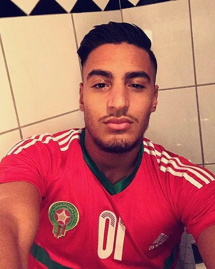 Homme torse nu en photo studio noir et blanc, portant un slip Calvin Klein blanc, main sur la hanche, l'autre près du visage