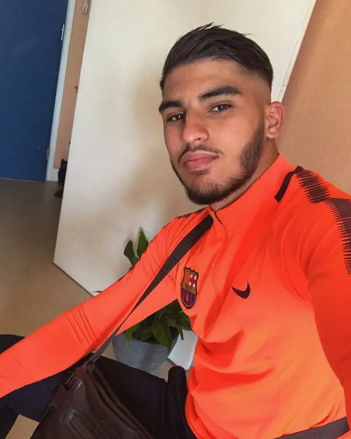 Jeune homme européen torse nu, prenant un selfie dans un miroir, portant une casquette.