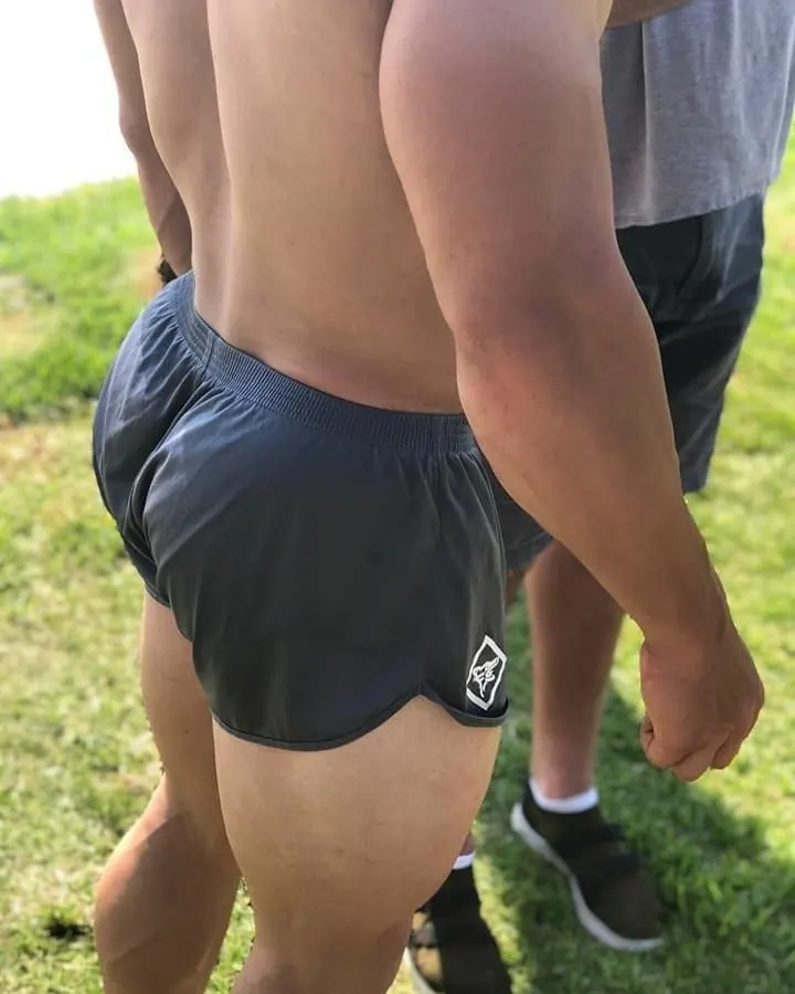 Jeune homme torse nu, regard direct, photo en gros plan, en extérieur.